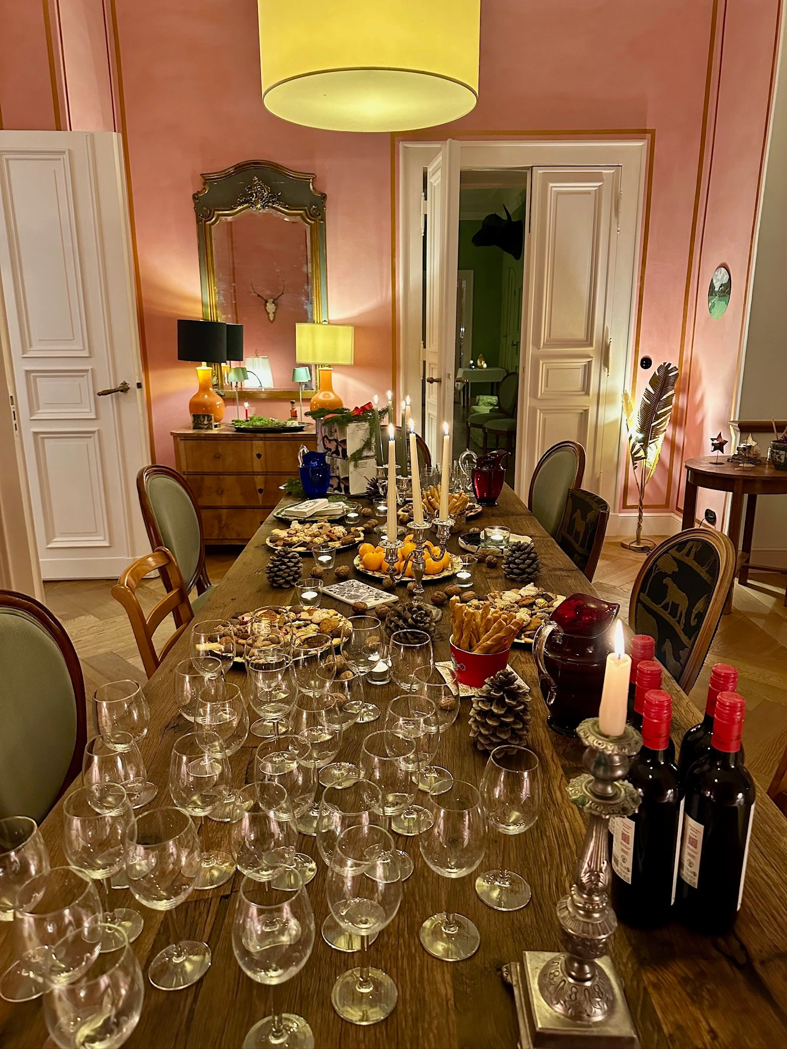 Weihnachtlich geschmückte Tafel beim Konzert auf Schloss Bündorf