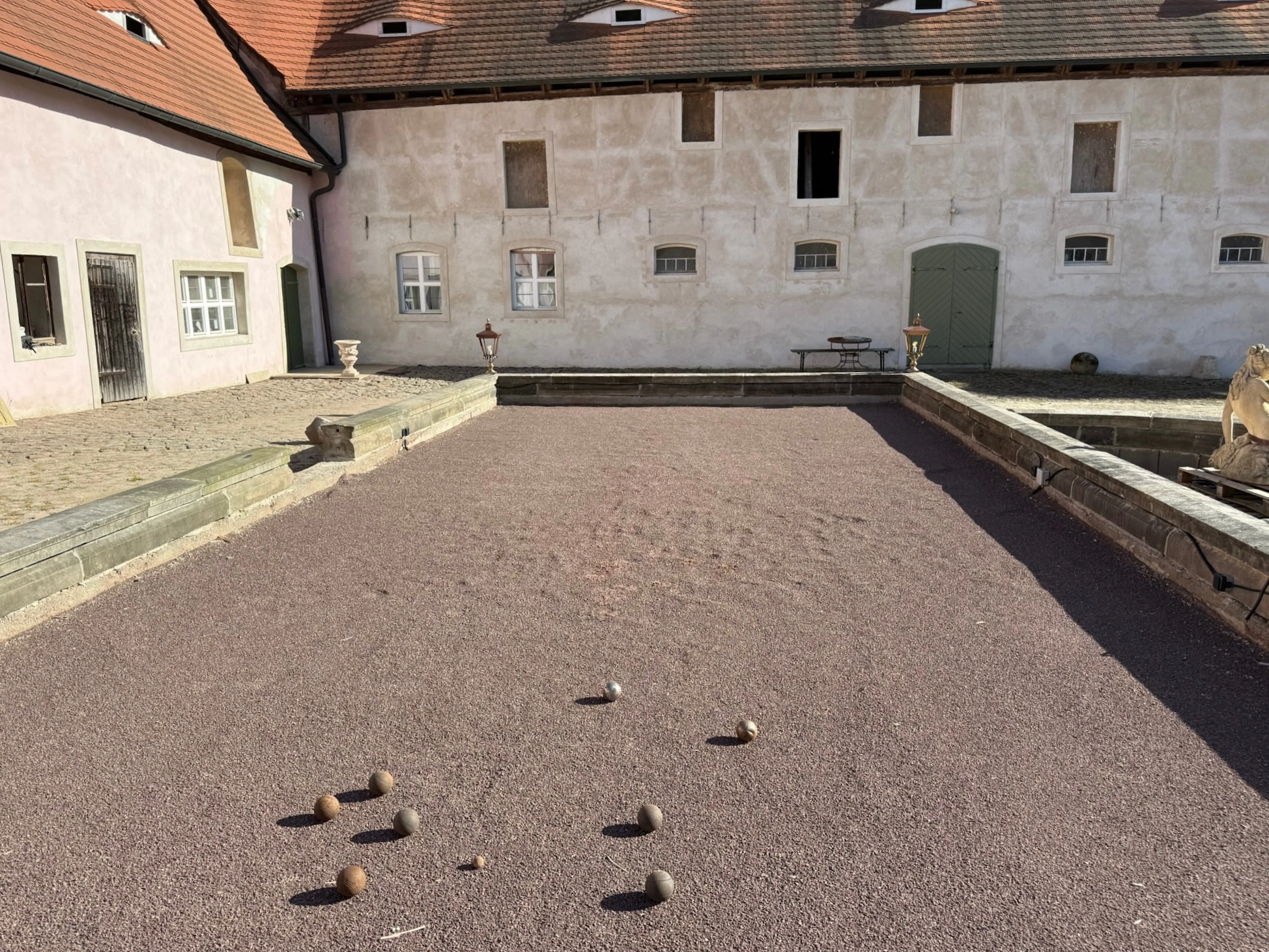 Bouleplatz in Turniergröße auf dem Gelände von Schloss Bündorf
