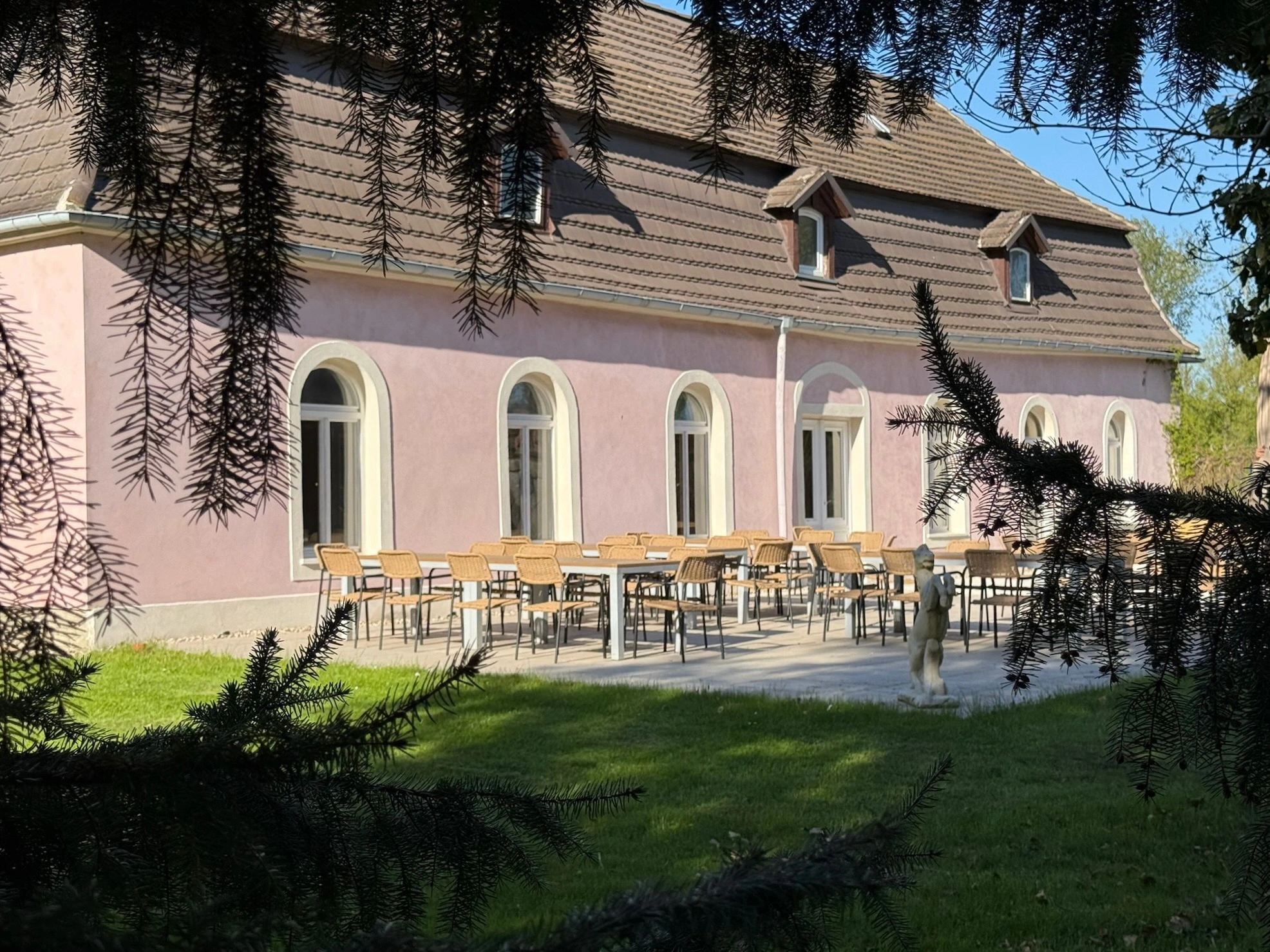 Haus im Park auf Schloss Bündorf, freistehend im Schlosspark