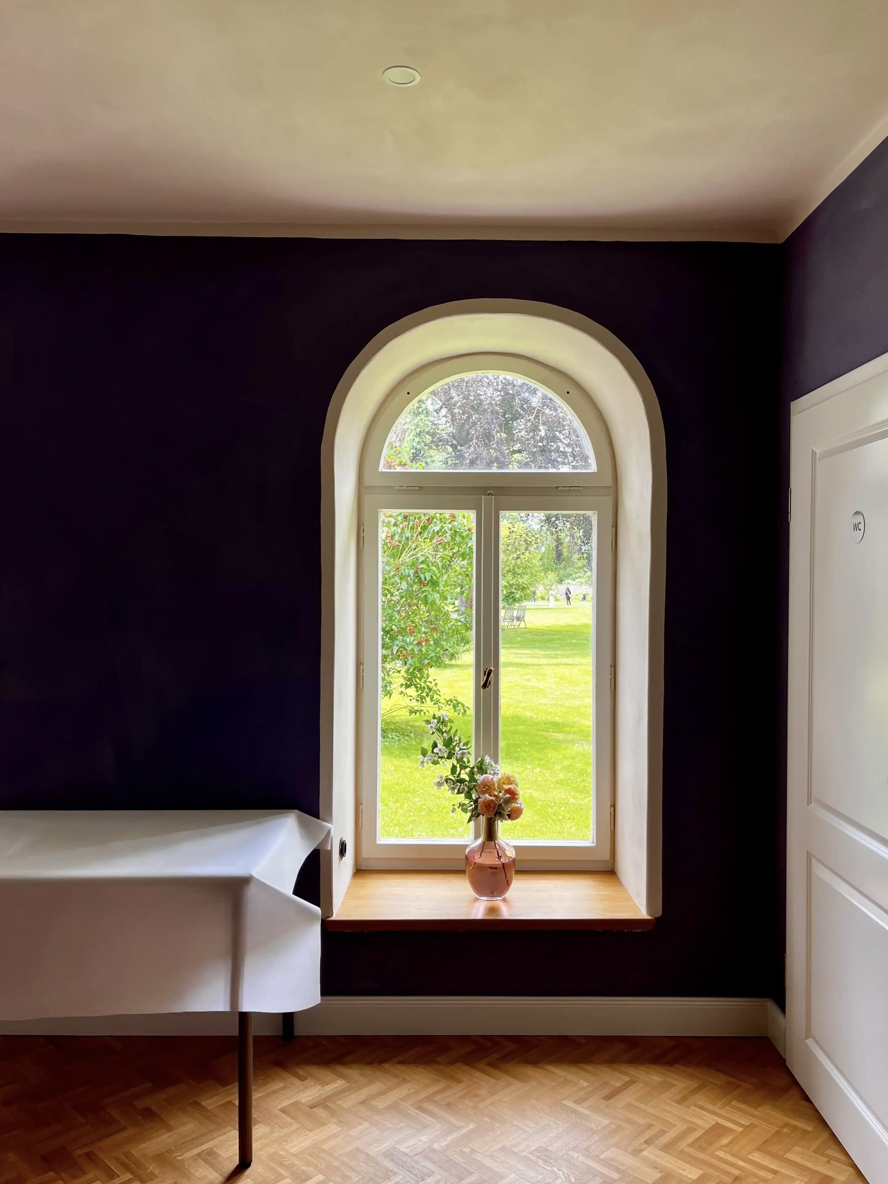 Historischer Raum mit Bogenfenster und Blick in den Schlosspark, Haus im Park Schloss Bündorf