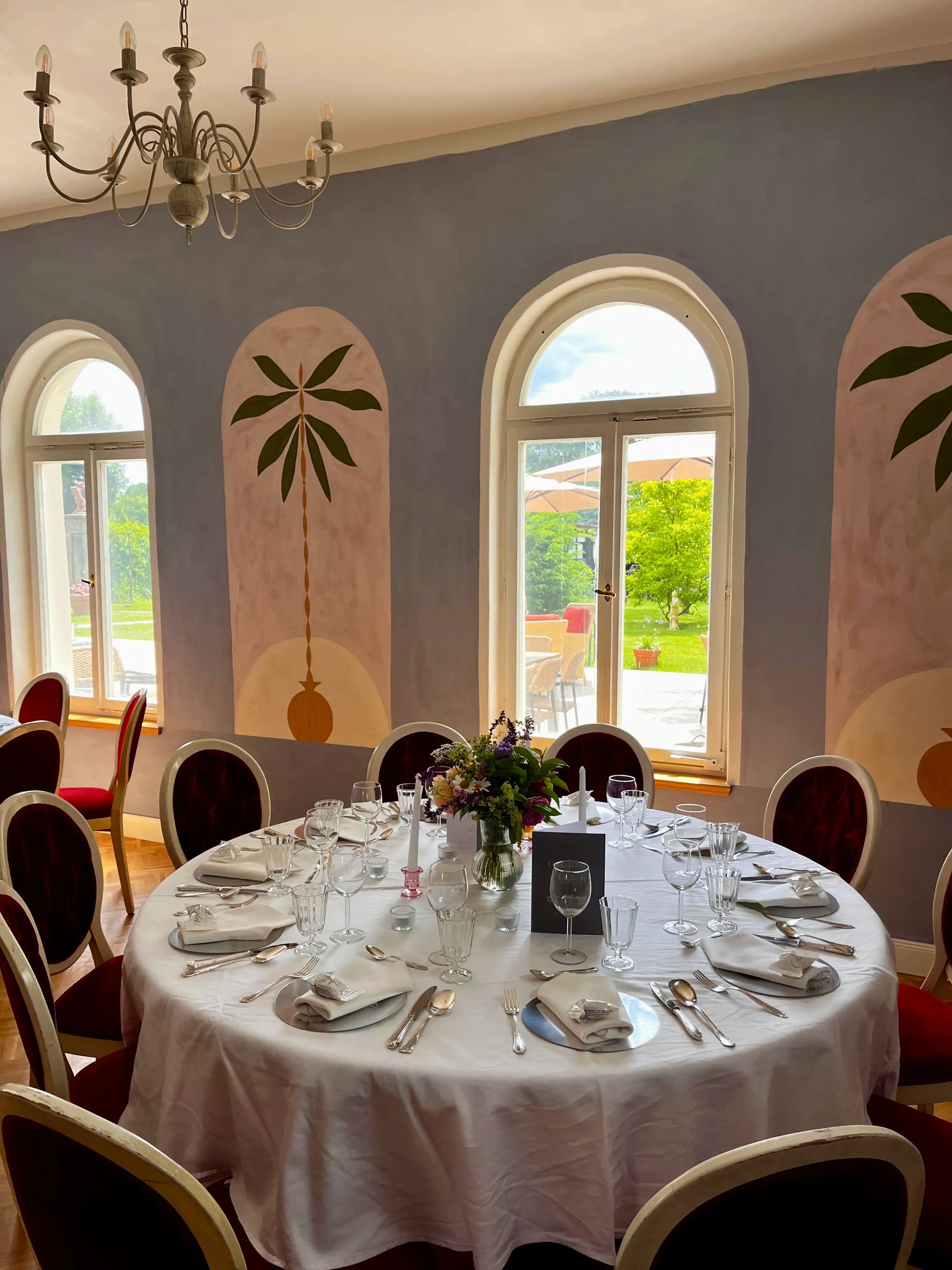 Eingedeckte Hochzeitstafel im Haus im Park auf Schloss Bündorf