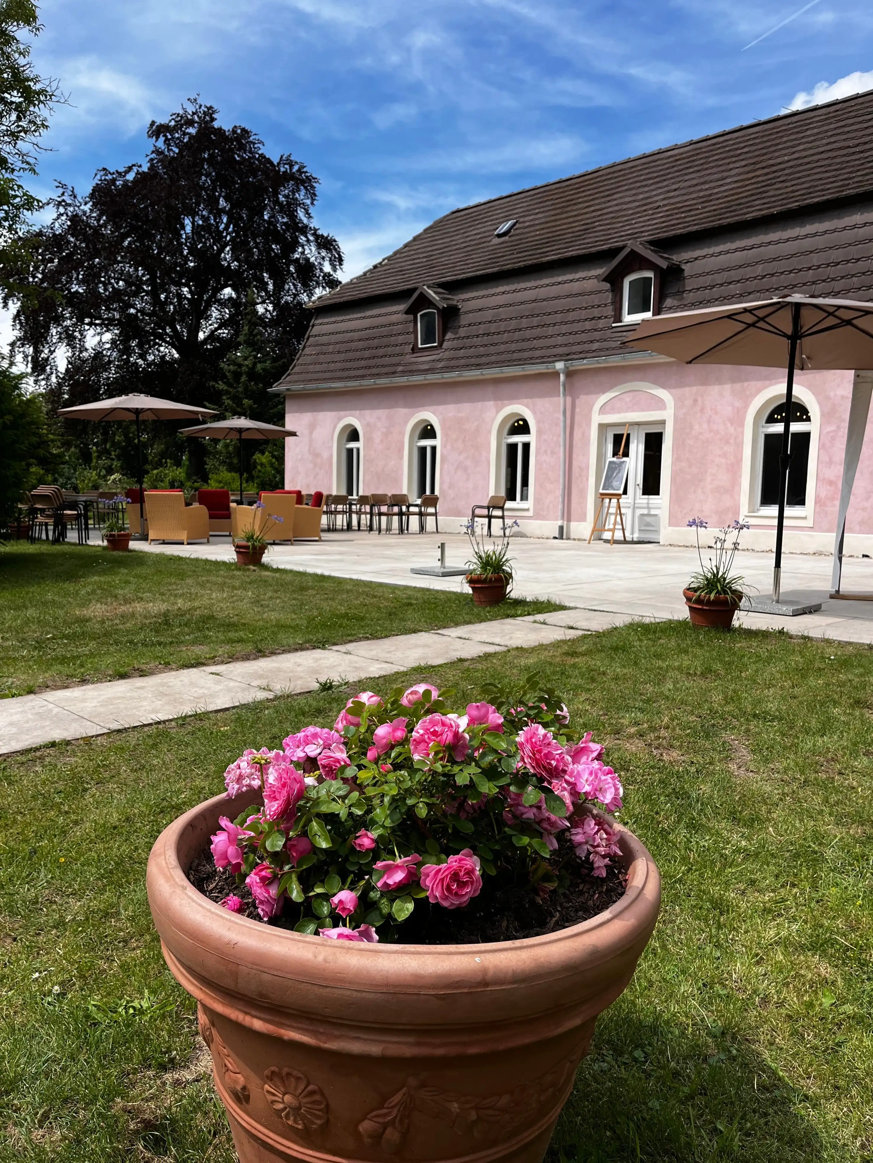Hochzeitsfeier im Außenbereich des Hauses im Park, Schloss Bündorf