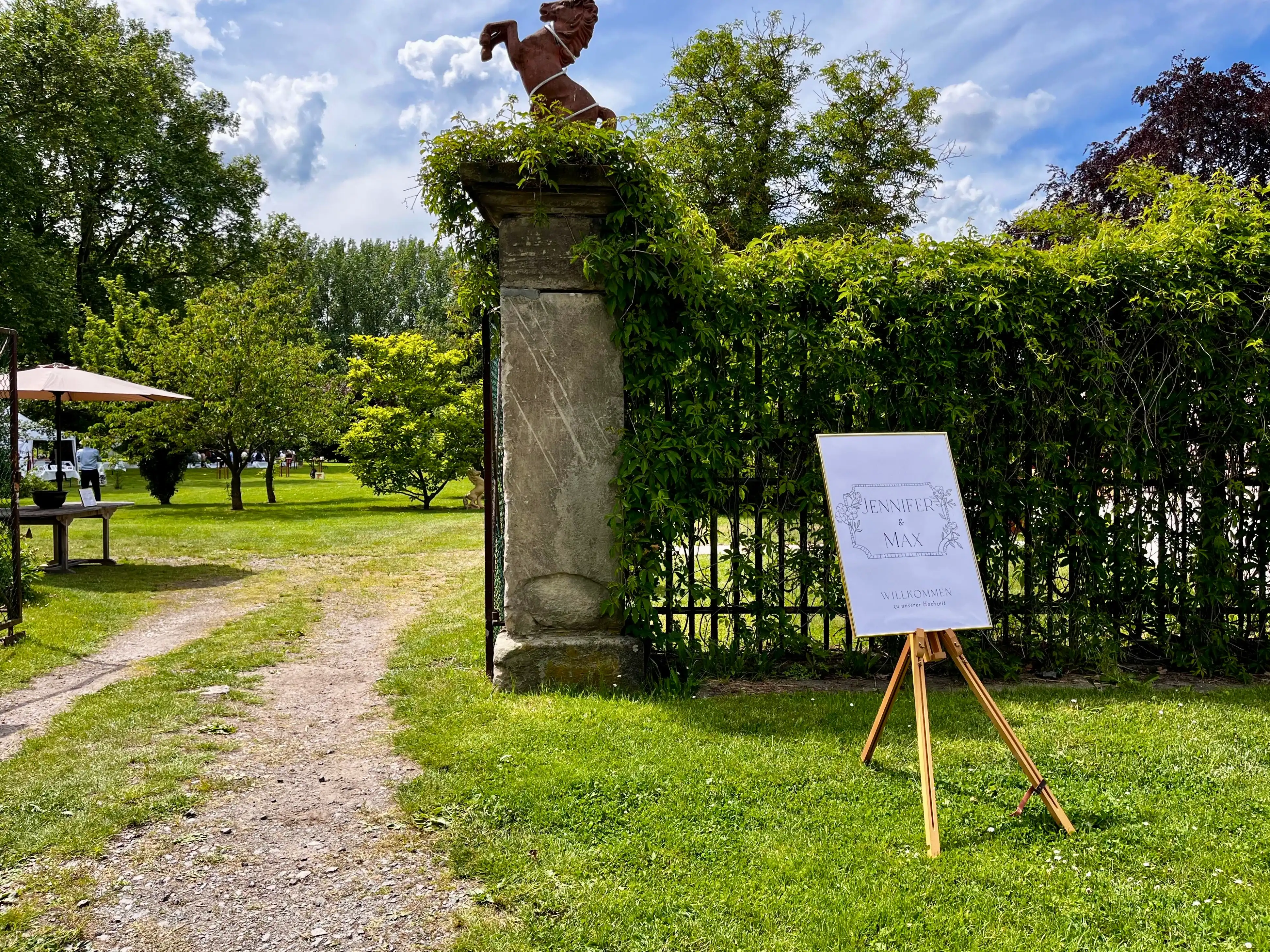 Eingang zum Haus im Park bei Hochzeitsfeier auf Schloss Bündorf