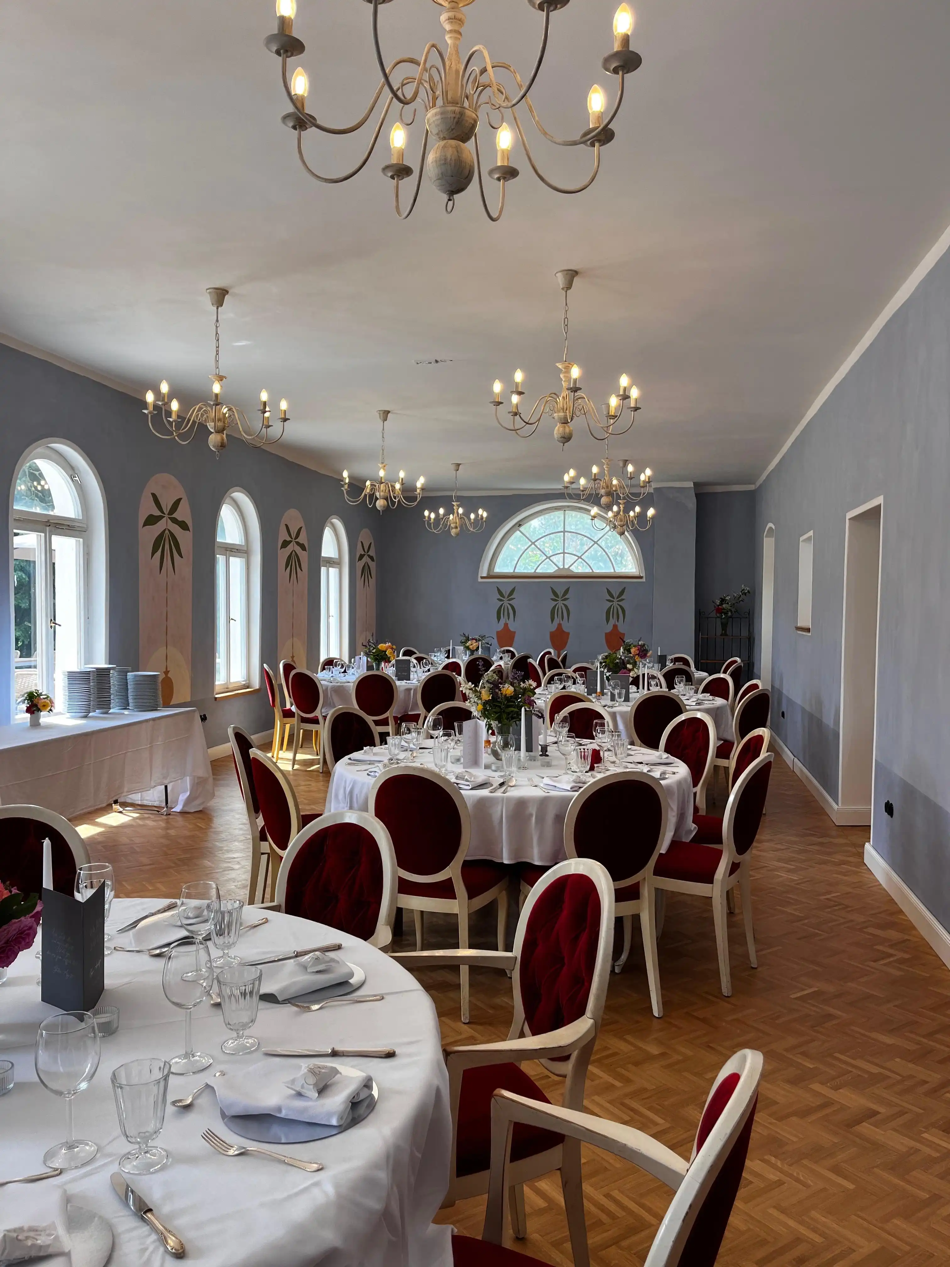 Eingedeckte Hochzeitstafel im Haus im Park auf Schloss Bündorf