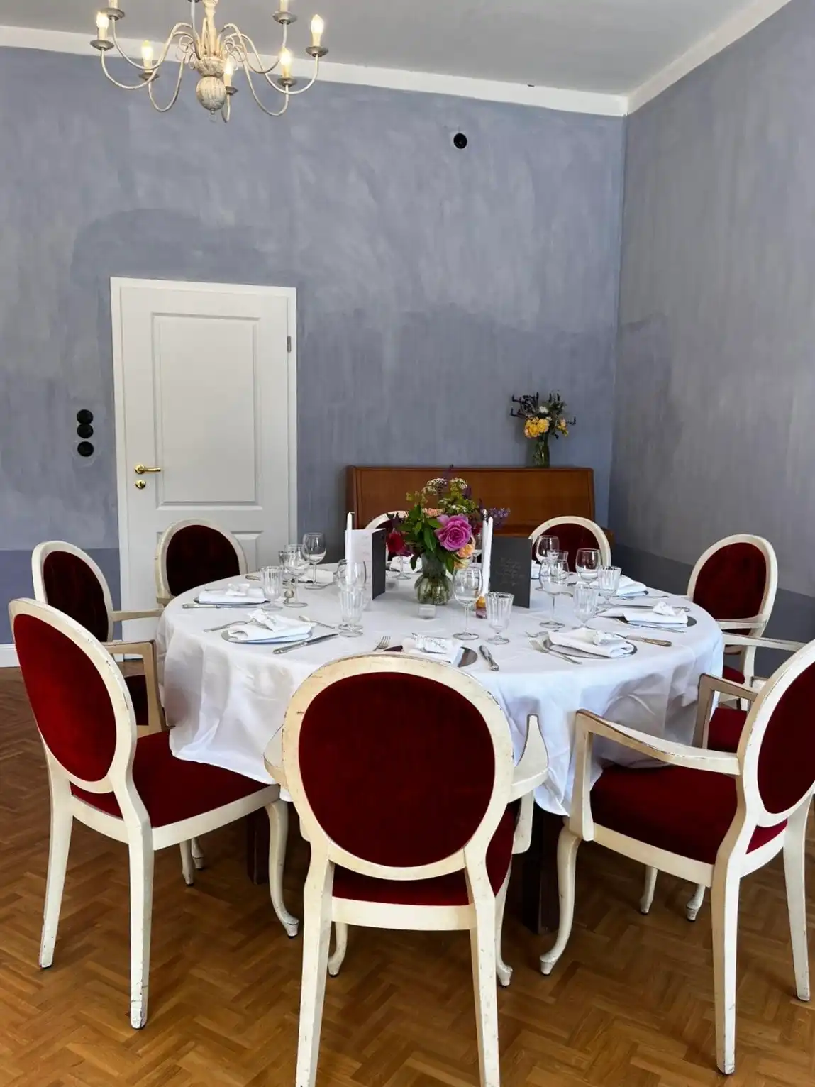 Tischdekoration für Hochzeit im Haus im Park von Schloss Bündorf