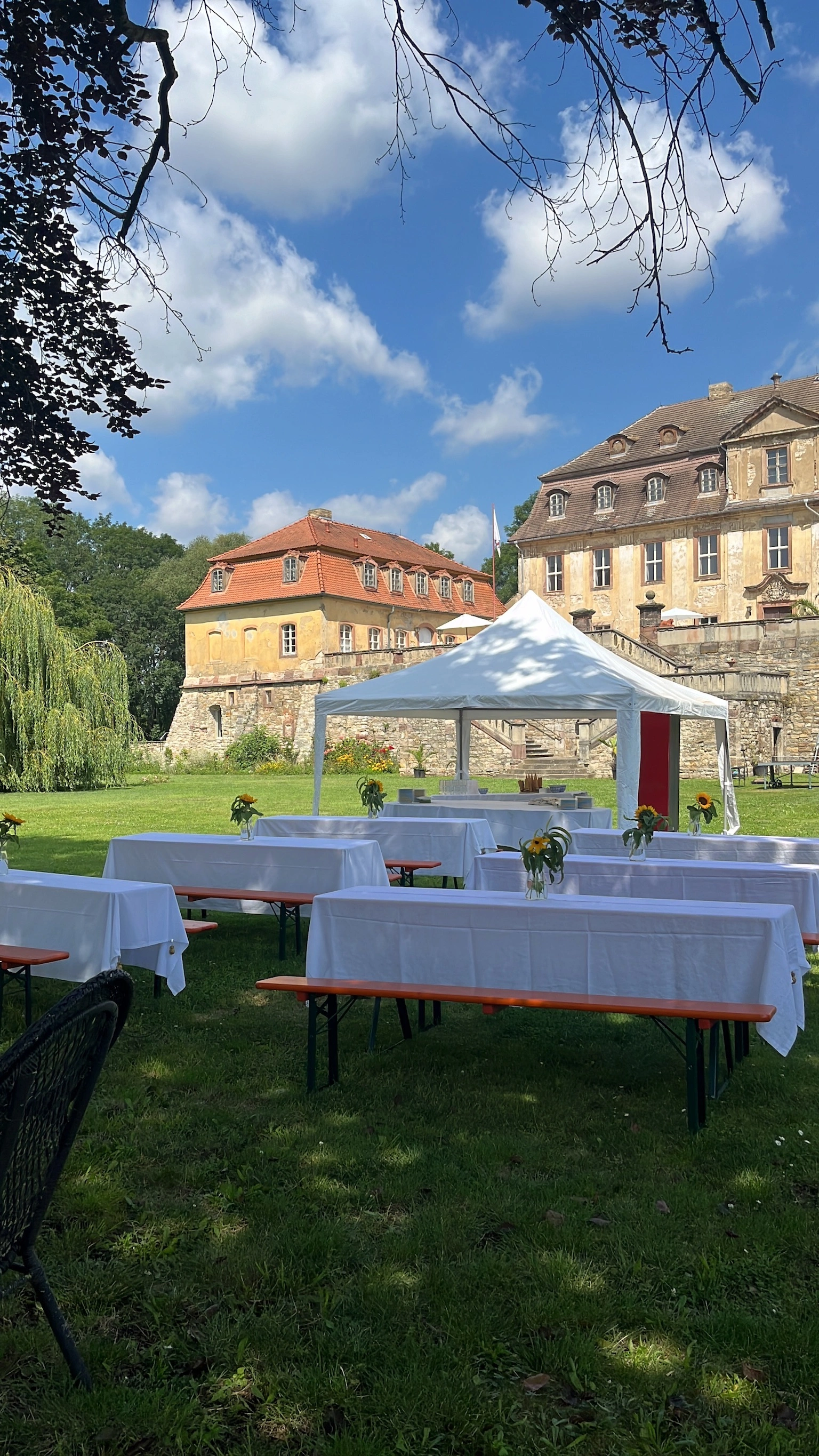 Dekorierte Gartenbank mit weißen Hussen im Schlosspark Bündorf