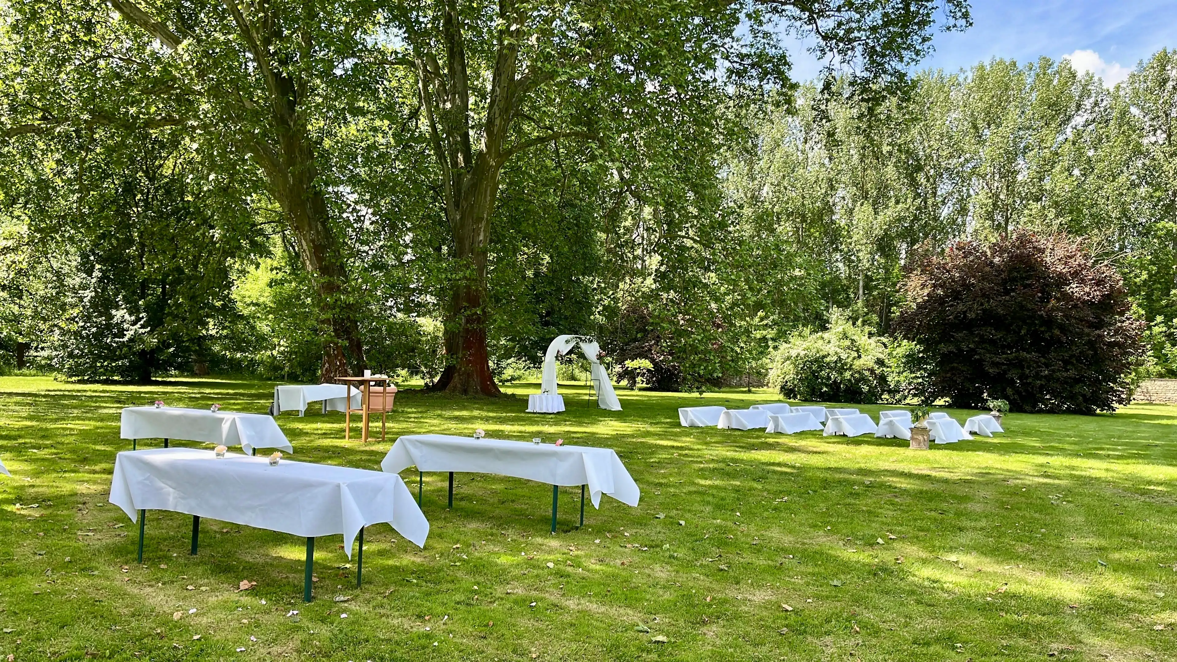 Freie Trauung im Schlosspark von Schloss Bündorf, romantische Atmosphäre