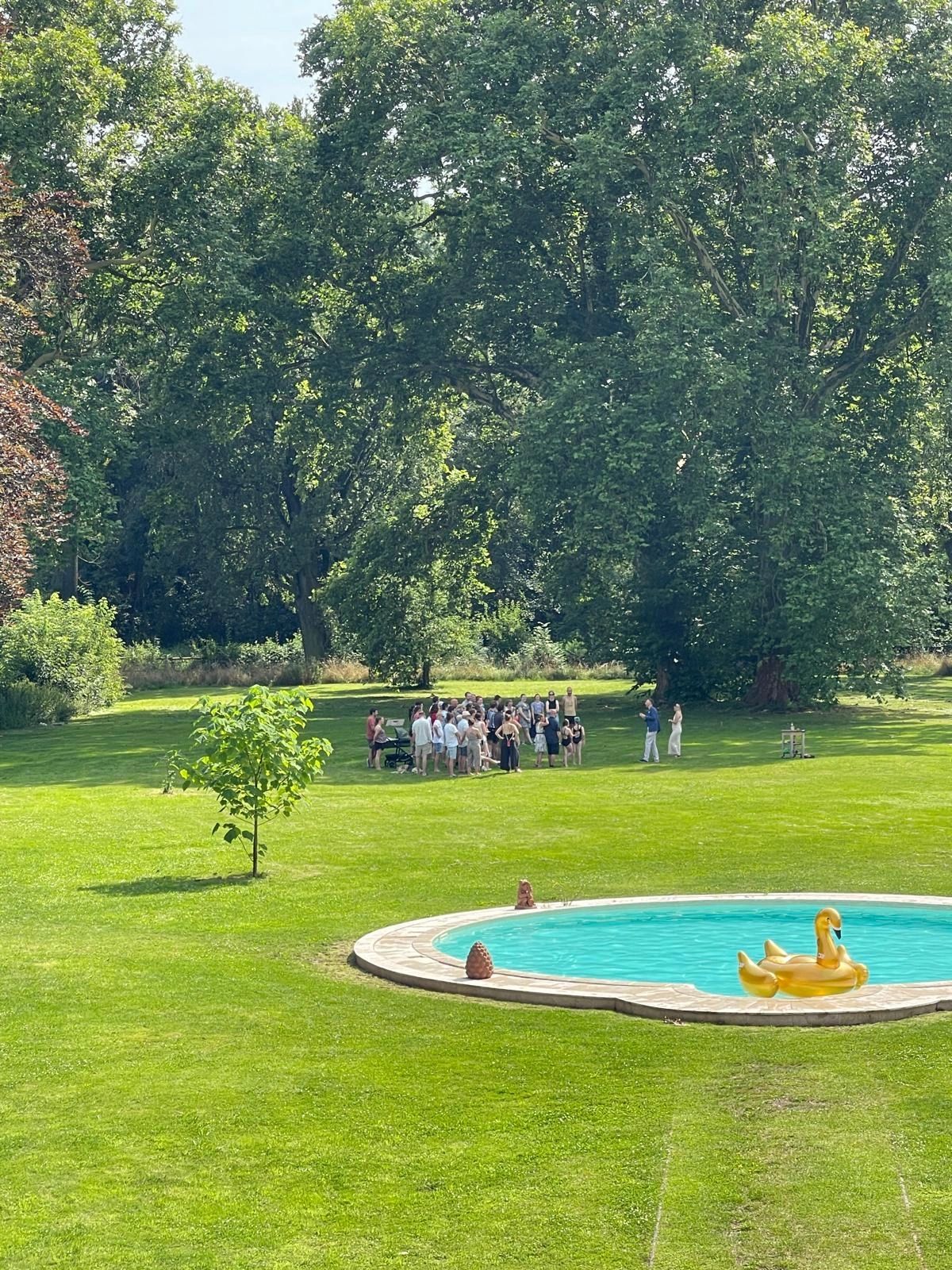 Hochzeitsgäste am Pool im Schlosspark Bündorf, Eventlocation bei Halle