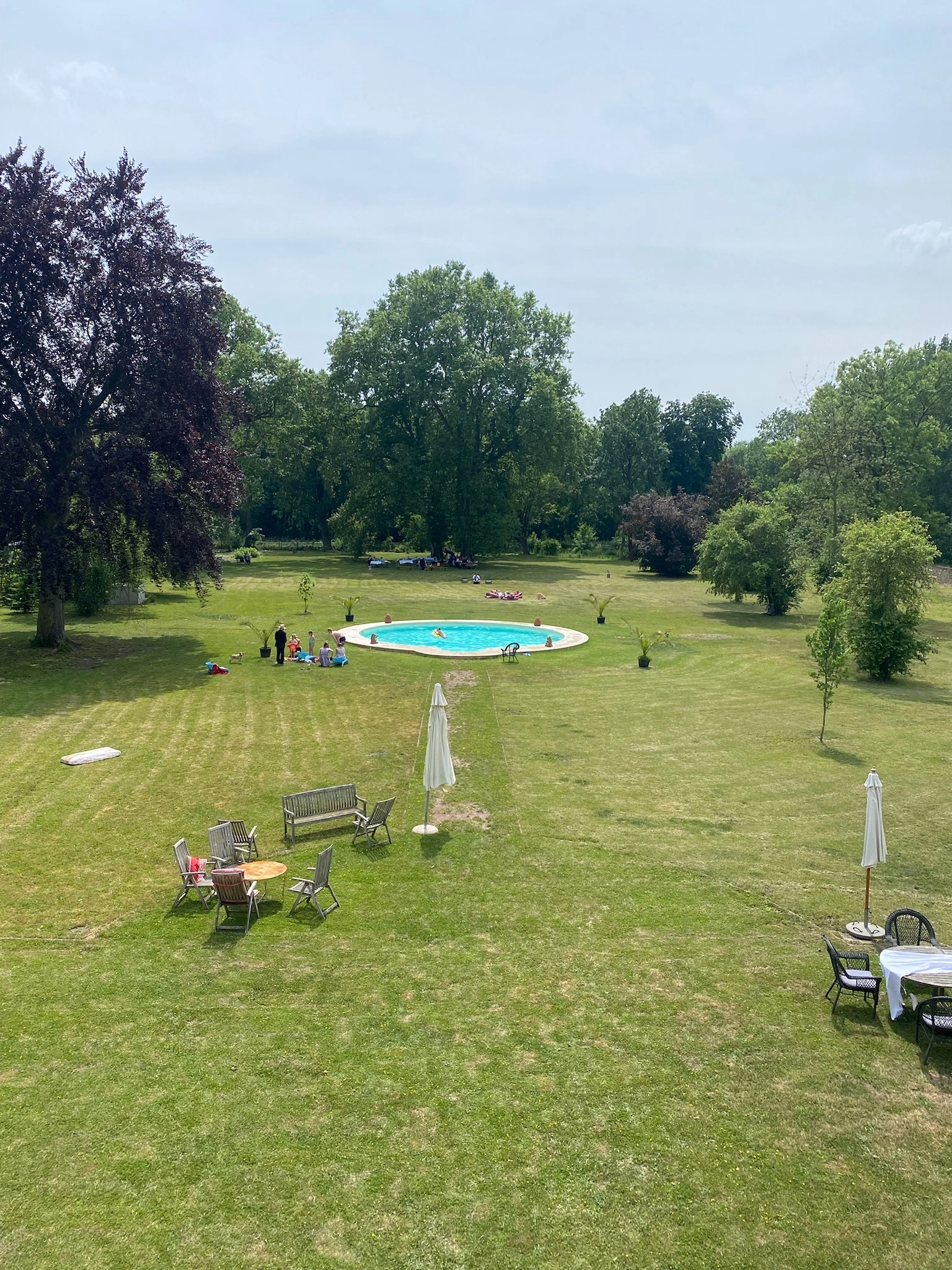 Weitläufiger Schlosspark mit Pool auf Schloss Bündorf, Eventlocation Sachsen-Anhalt
