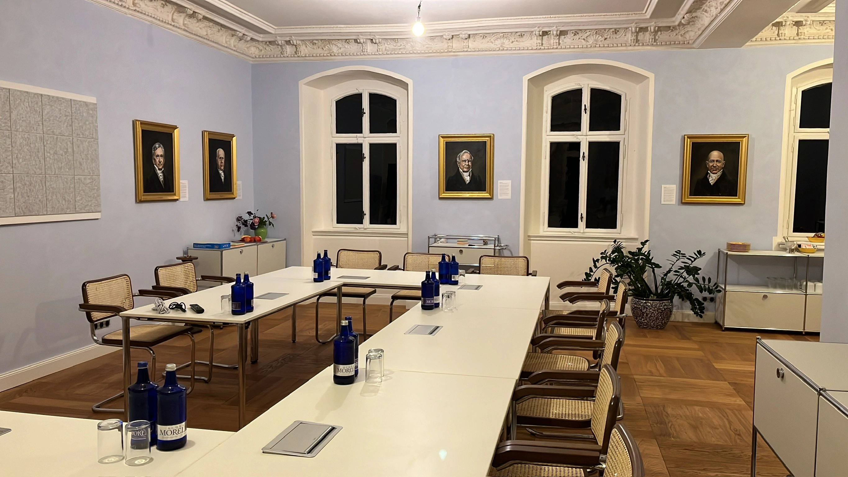 Moderner Tagungsraum im Pavillon von Schloss Bündorf, Business-Eventlocation