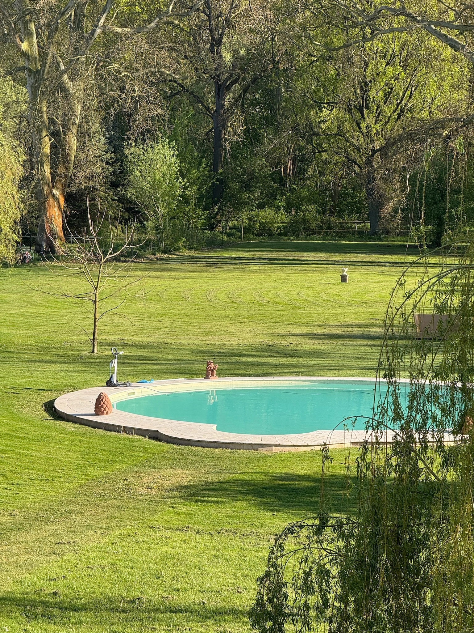 Pool eingebettet im Schlosspark Bündorf, Erholung für Veranstaltungsgäste