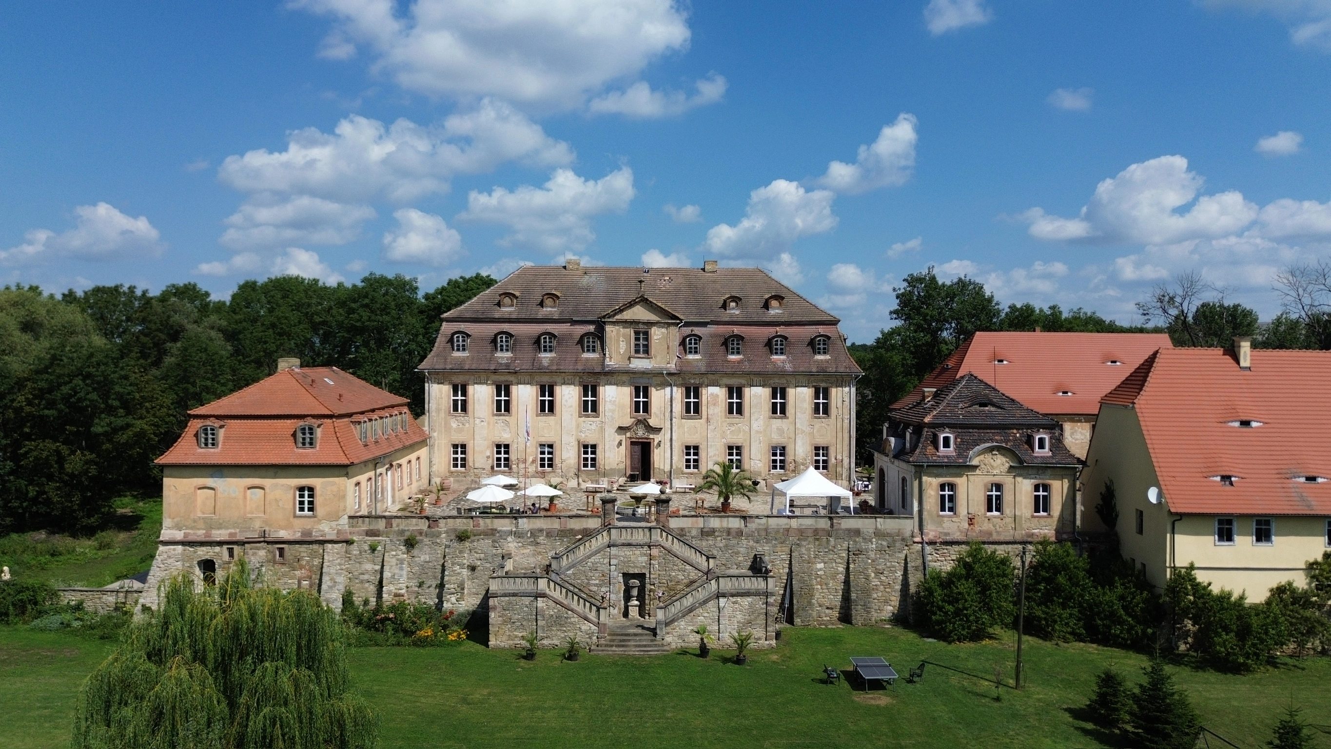Frontansicht von Schloss Bündorf bei einer Hochzeitsfeier, Sachsen-Anhalt
