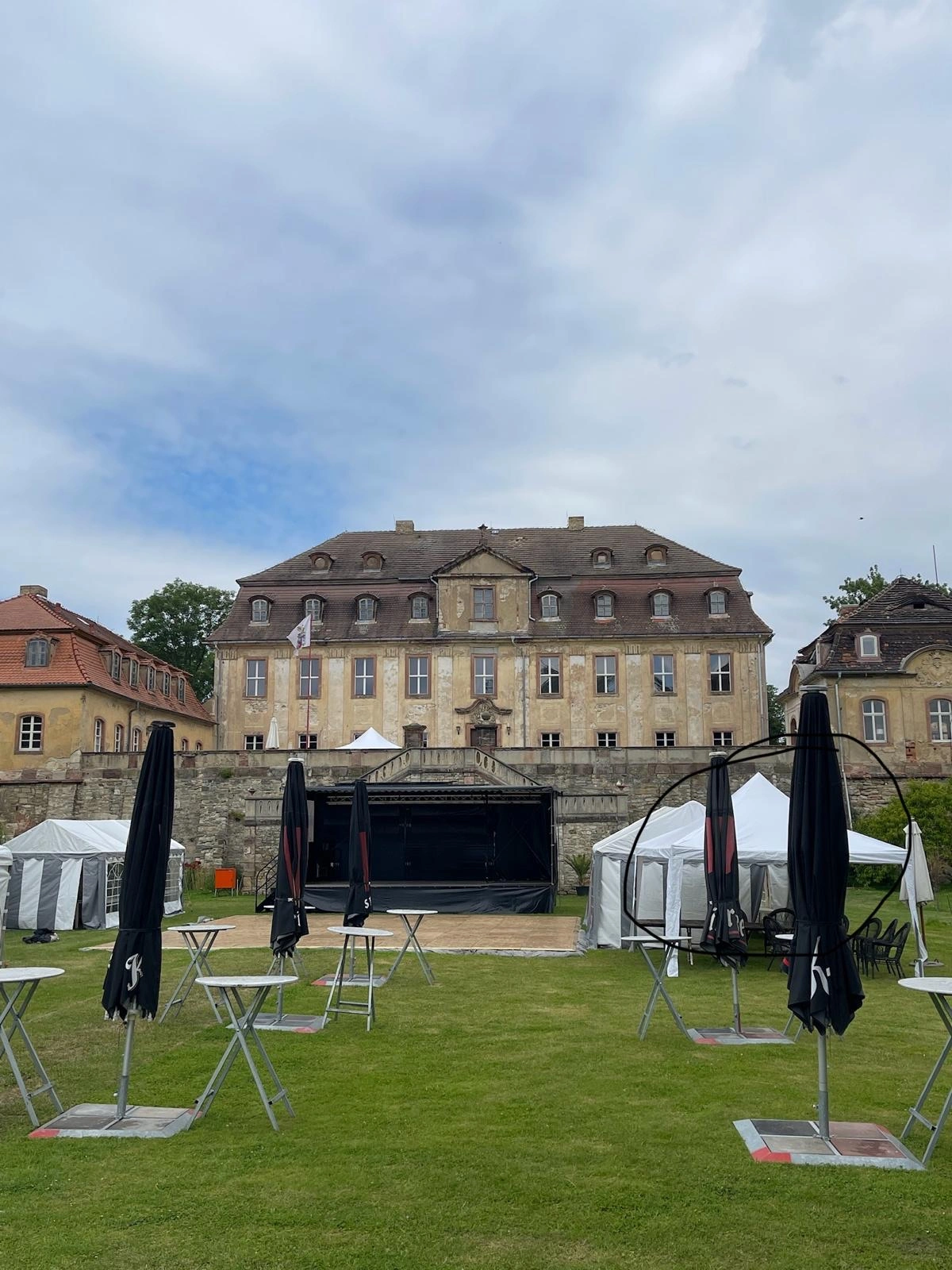 Aufbau für Schlossgartenfest auf Schloss Bündorf, Sommerfest-Vorbereitung