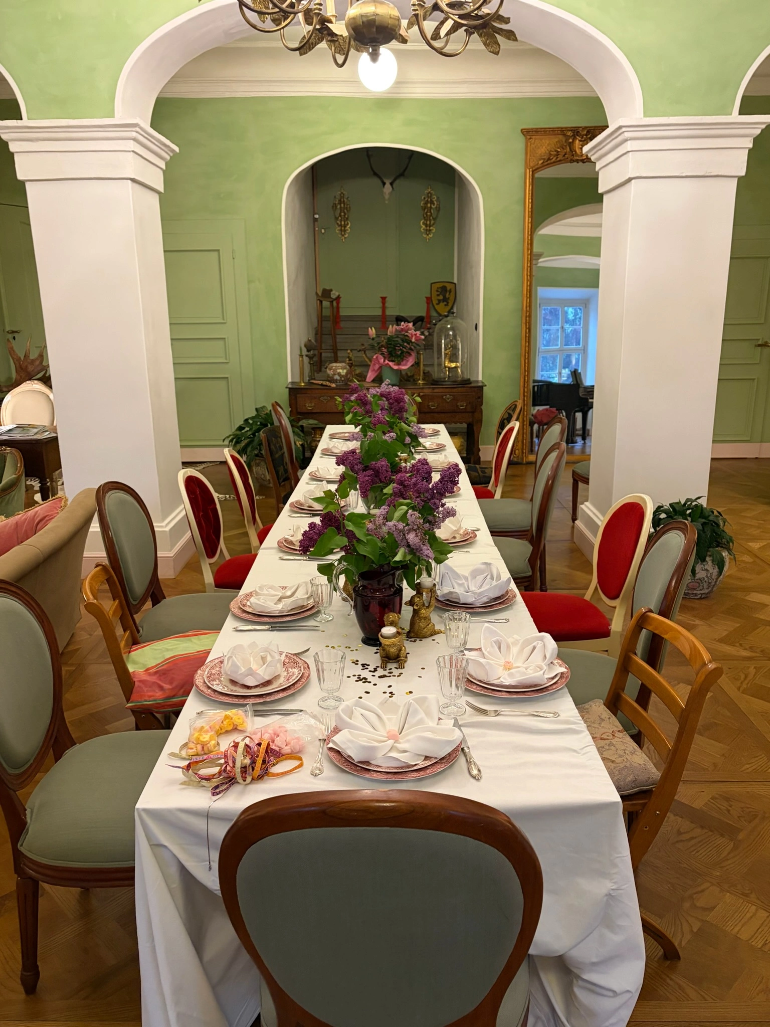 Festlich gedeckter Schlosssaal von Schloss Bündorf, Hochzeitslocation