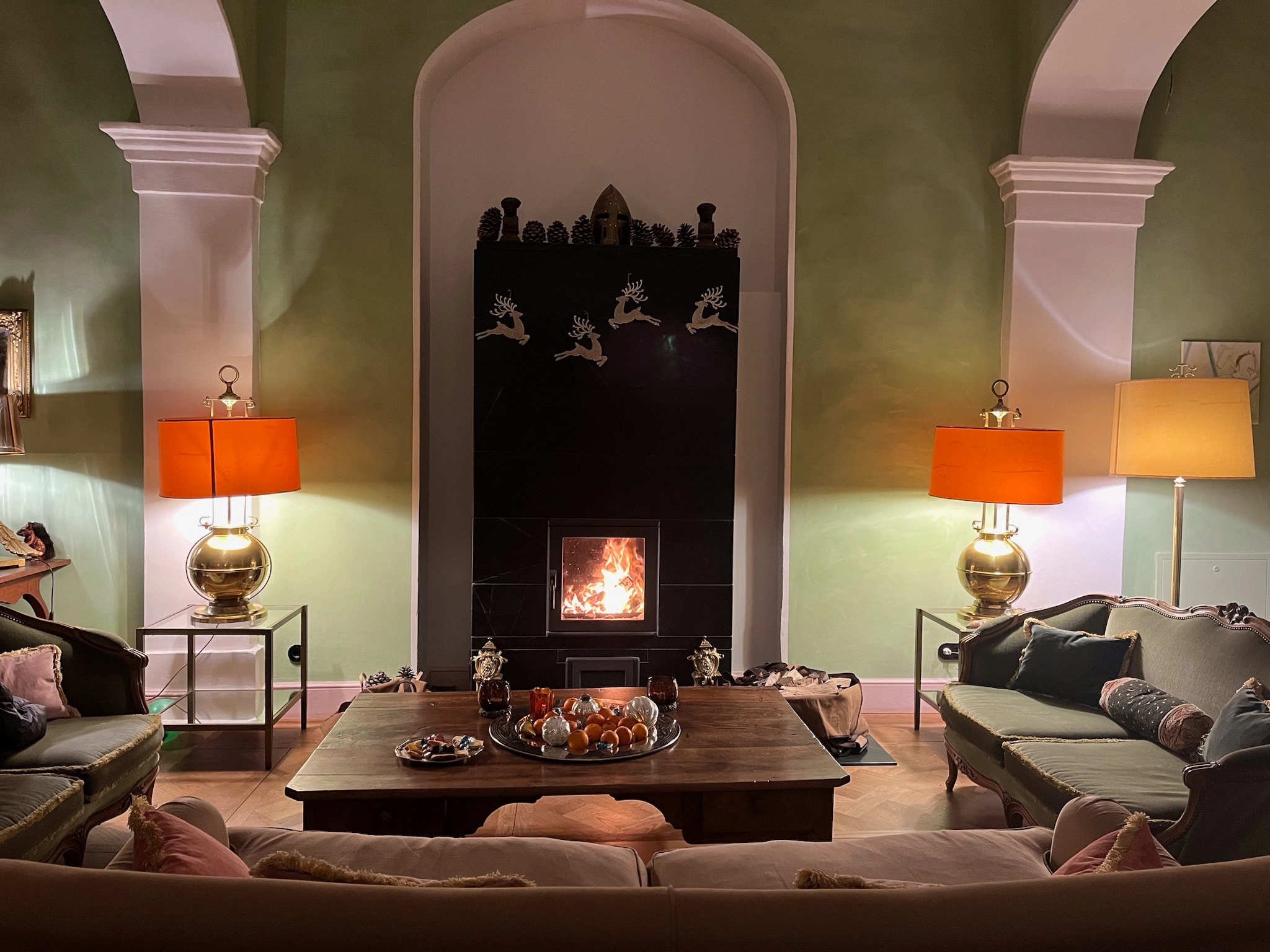 Kamin im Schlosssaal von Schloss Bündorf, historisches Ambiente