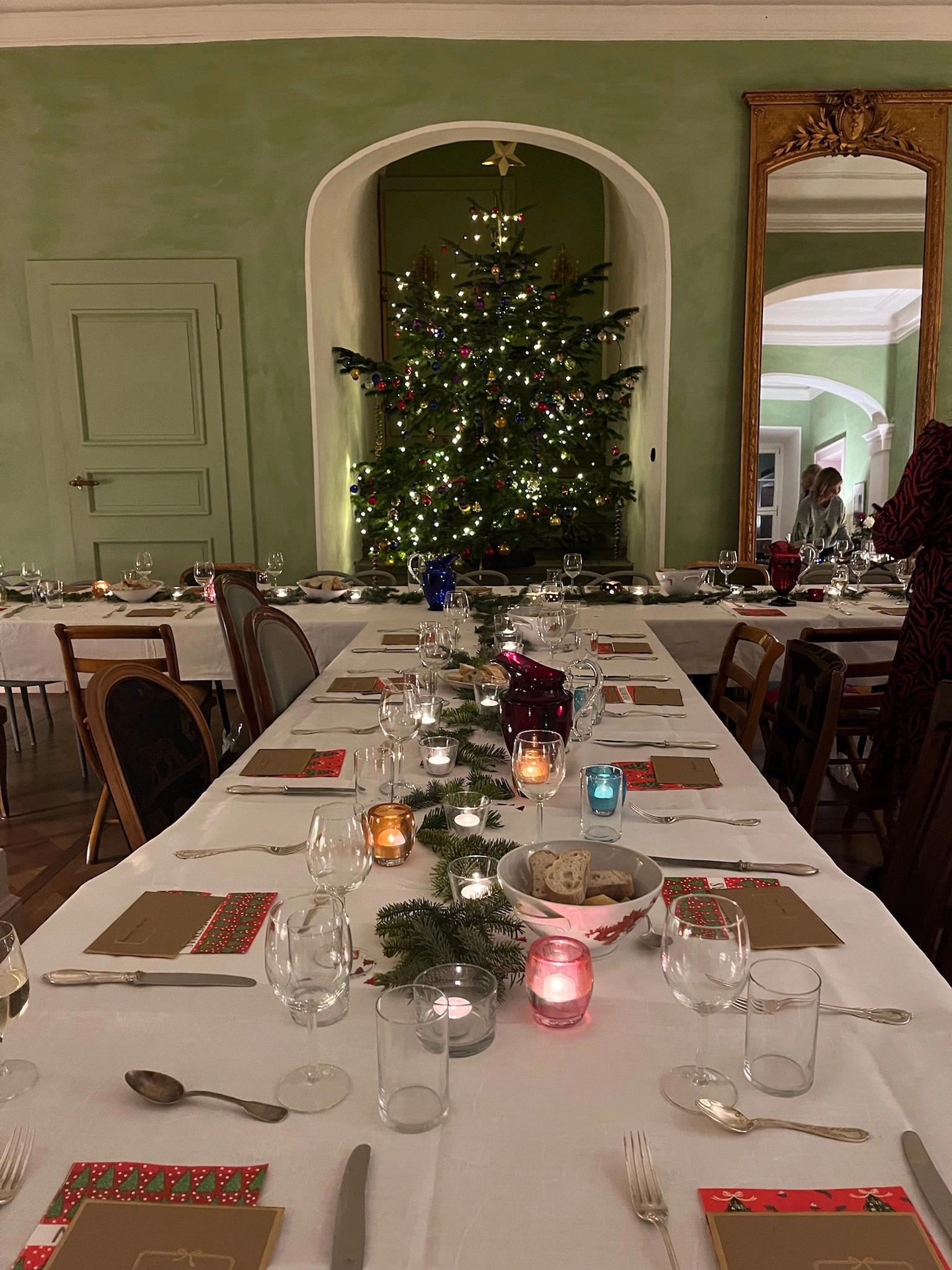 Weihnachtlich dekorierter Schlosssaal auf Schloss Bündorf