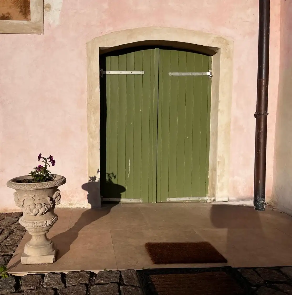 Eingang zum Torhaus auf Schloss Bündorf, historisches Gebäude auf dem Schlossgelände