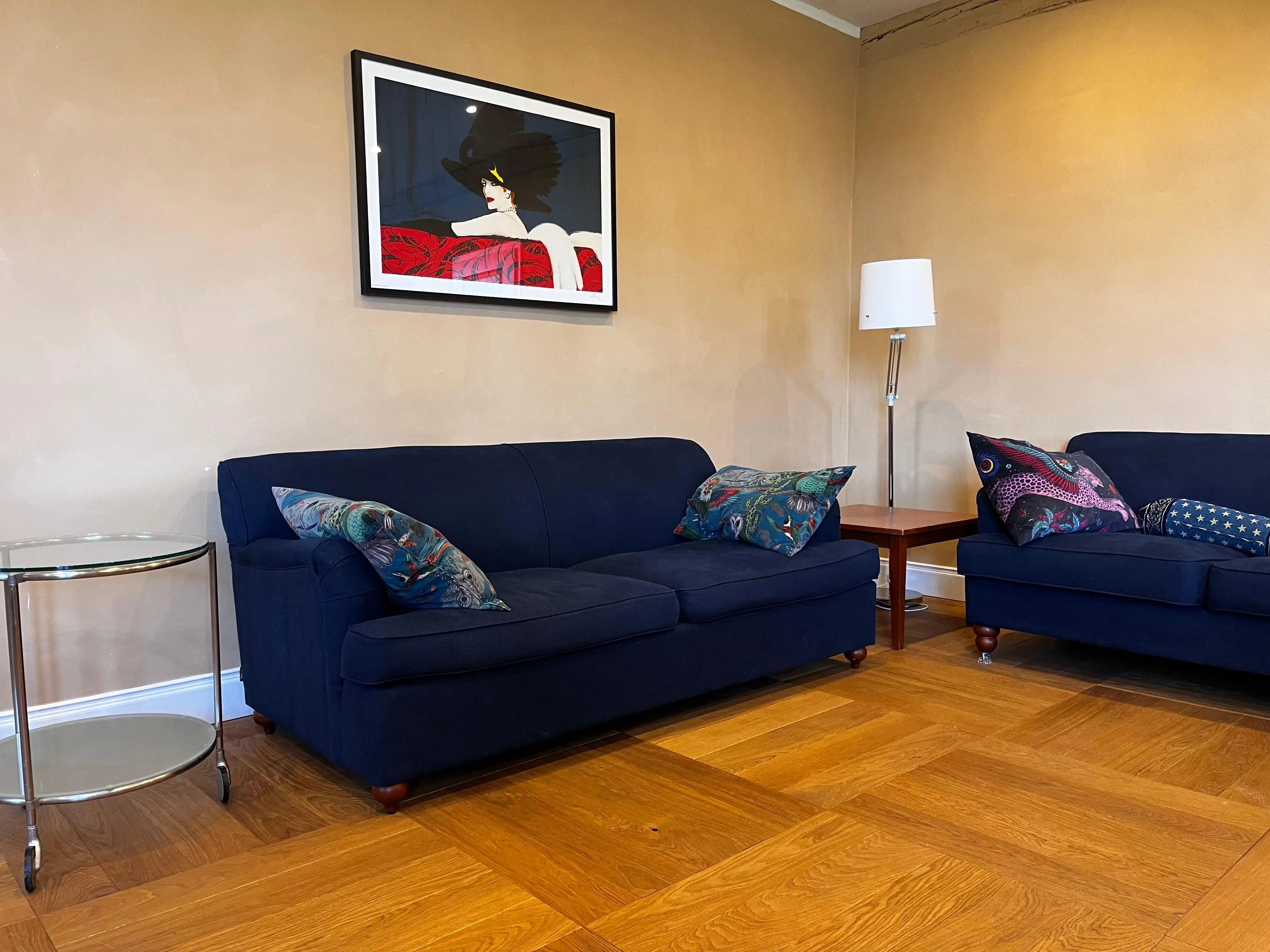 Wohnzimmer im Torhaus von Schloss Bündorf, komfortable Ferienwohnung