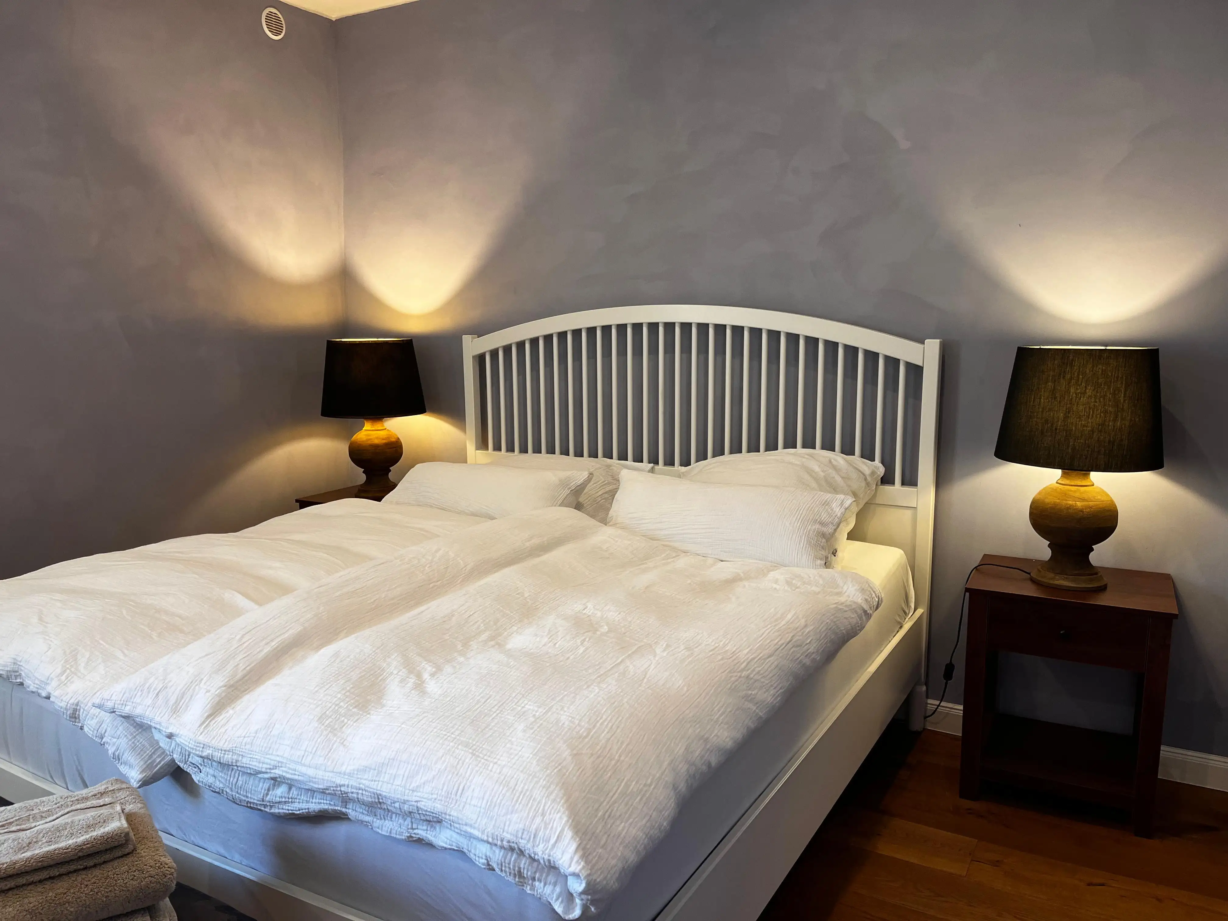 Schlafzimmer im Torhaus auf Schloss Bündorf, historisches Ambiente