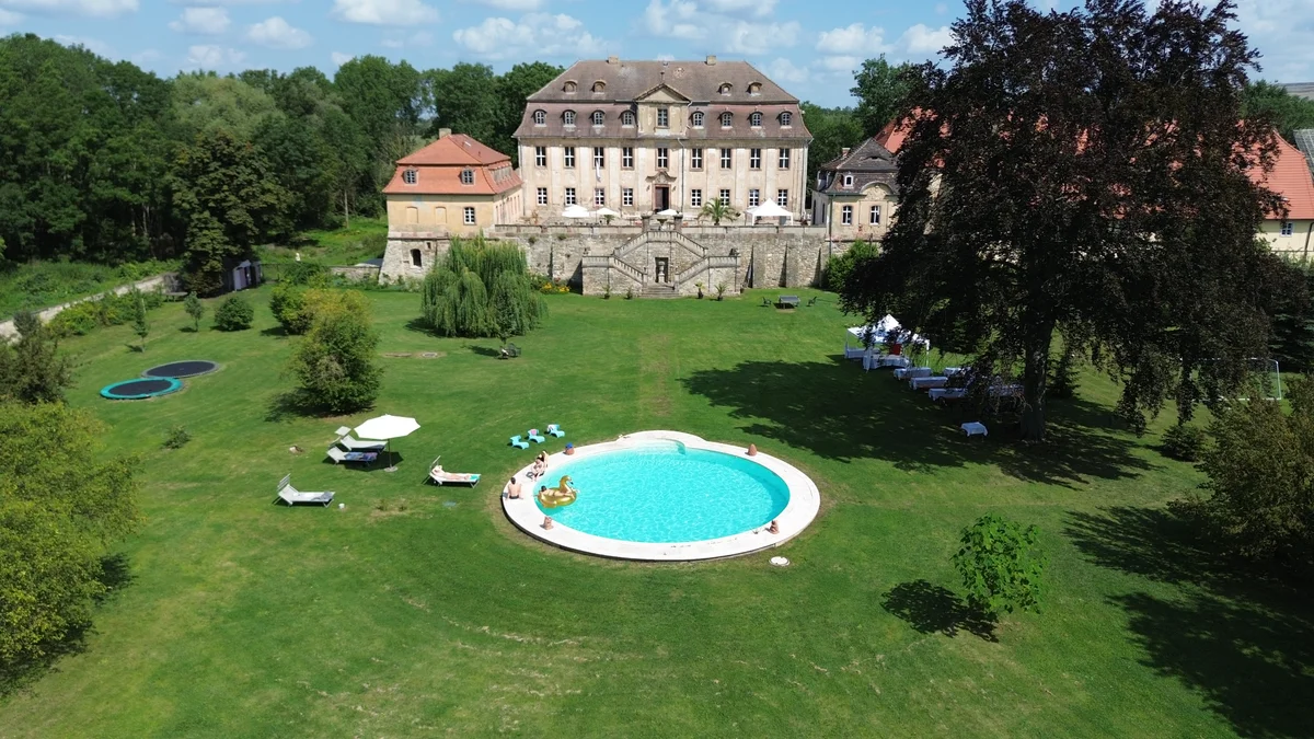 Schloss Bündorf mit Schlosspark und Pool aus der Luft, Hochzeitslocation im Saalekreis