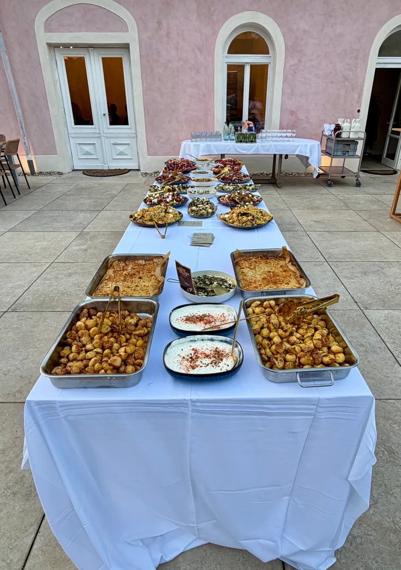 Buffet auf der Terrasse am Haus im Park beim Firmenevent auf Schloss Bündorf