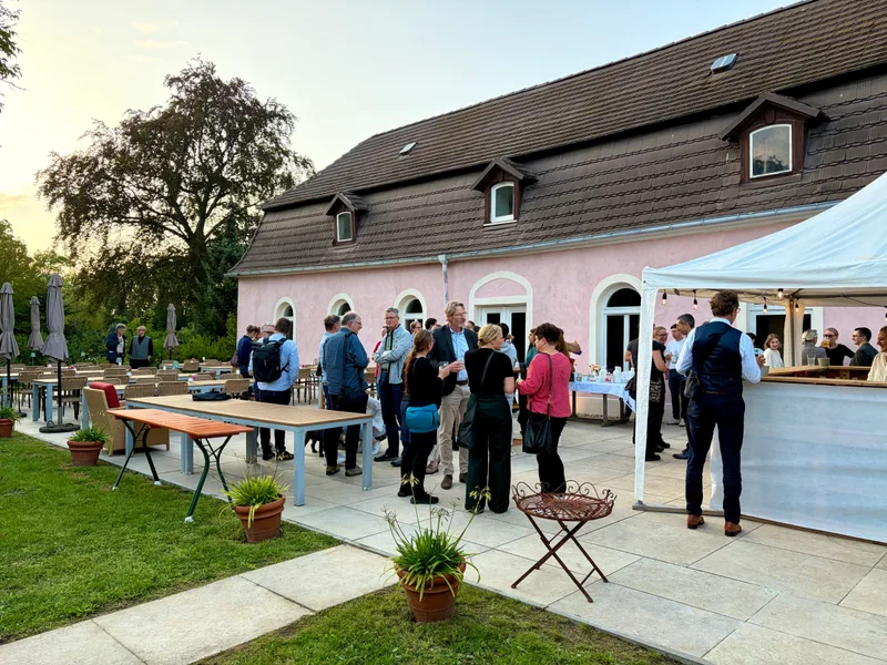 Get-together eines Firmenevents auf der Terrasse am Haus im Park, Schloss Bündorf