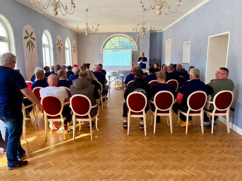 Seminar im Saal vom Haus im Park auf Schloss Bündorf, Teilnehmende vor der Leinwand