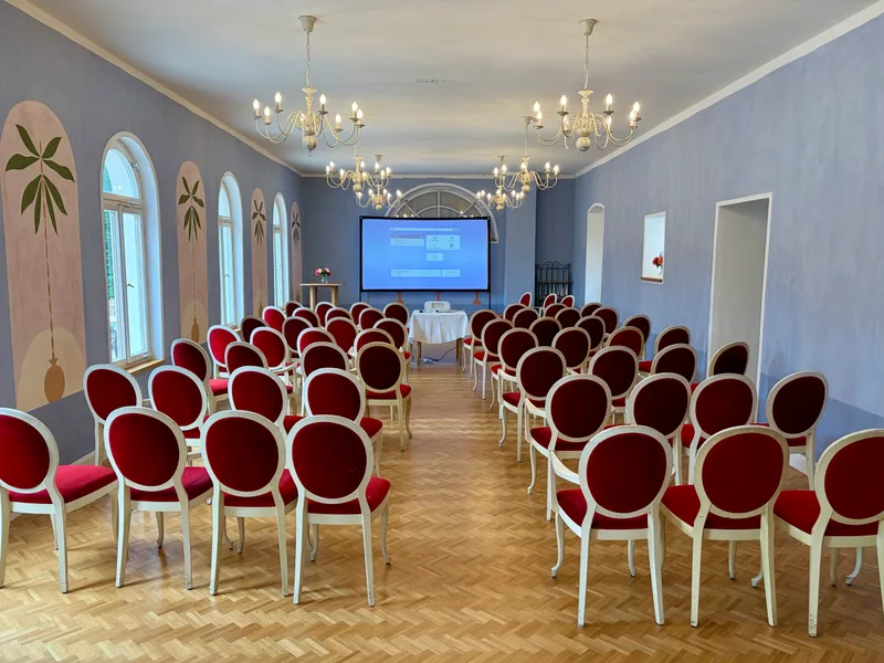 Saal im Haus im Park mit Stuhlreihen und Bildschirm, Tagungs-Setup auf Schloss Bündorf