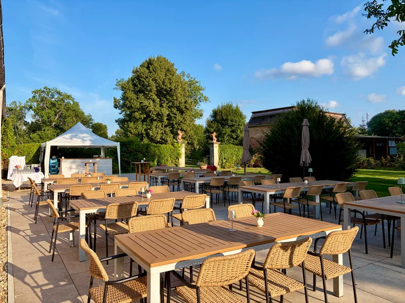 Eingedeckte Tische auf der Terrasse am Haus im Park für ein Firmenevent auf Schloss Bündorf