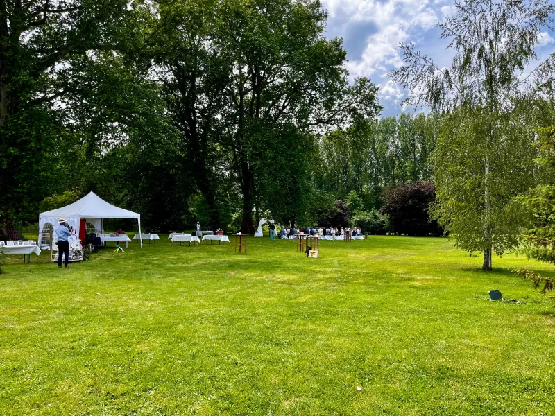Vorbereitung einer freien Trauung im Schlosspark Bündorf unter alten Bäumen