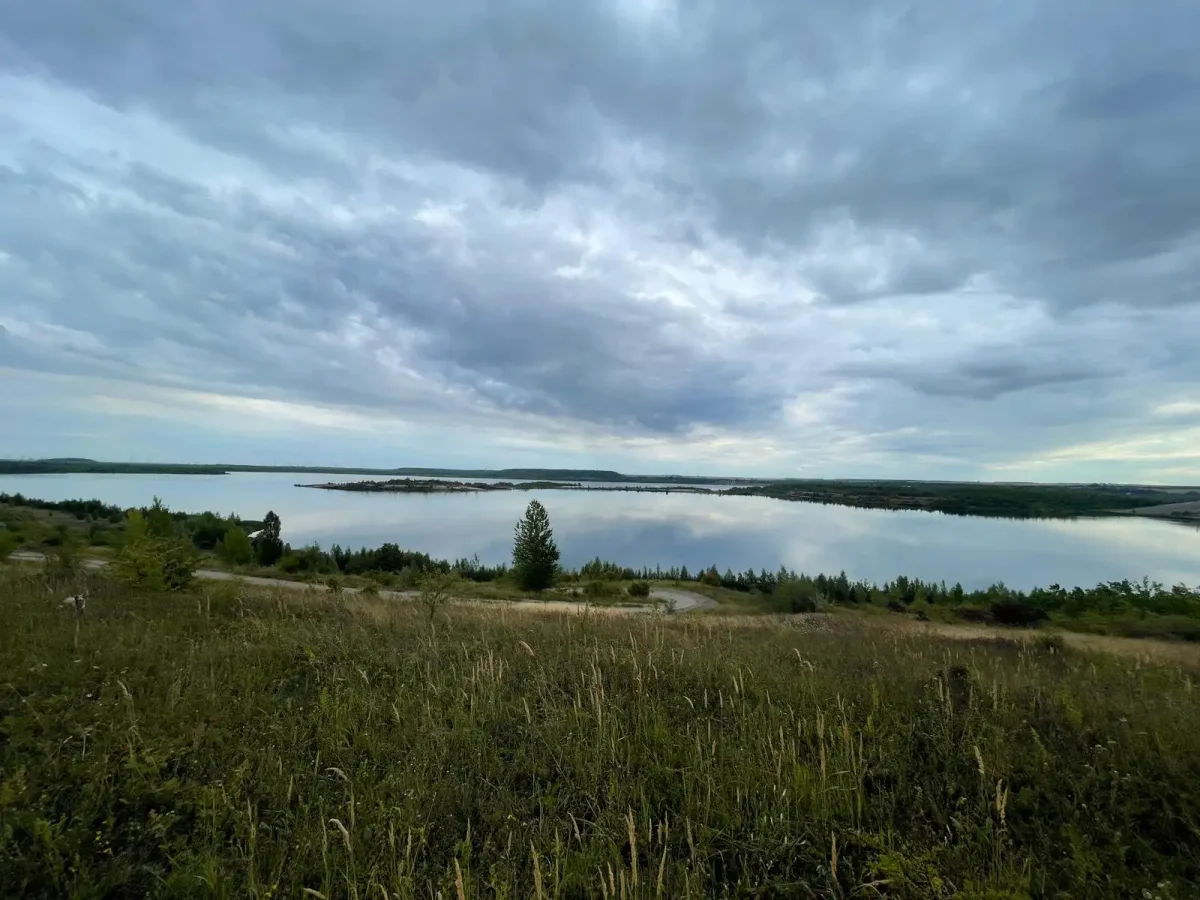 Weiter Blick über den Geiseltalsee unter Wolkenhimmel, wenige Minuten von Schloss Bündorf