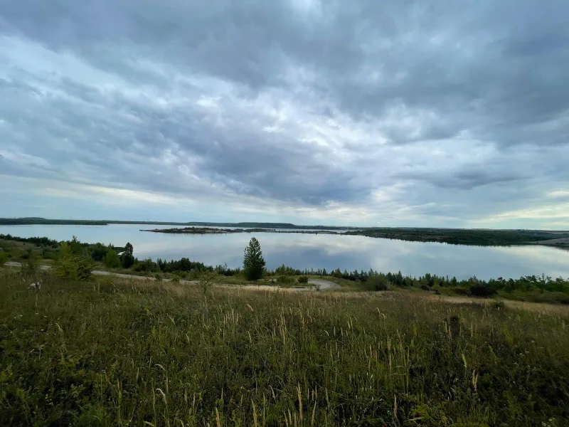 Weiter Blick über den Geiseltalsee unter Wolkenhimmel, wenige Minuten von Schloss Bündorf