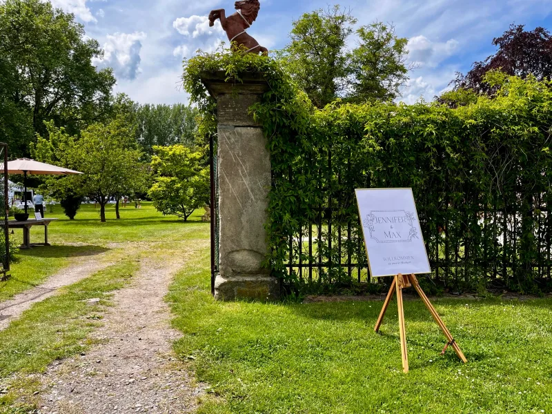 Willkommensschild zur Hochzeit am Parktor von Schloss Bündorf