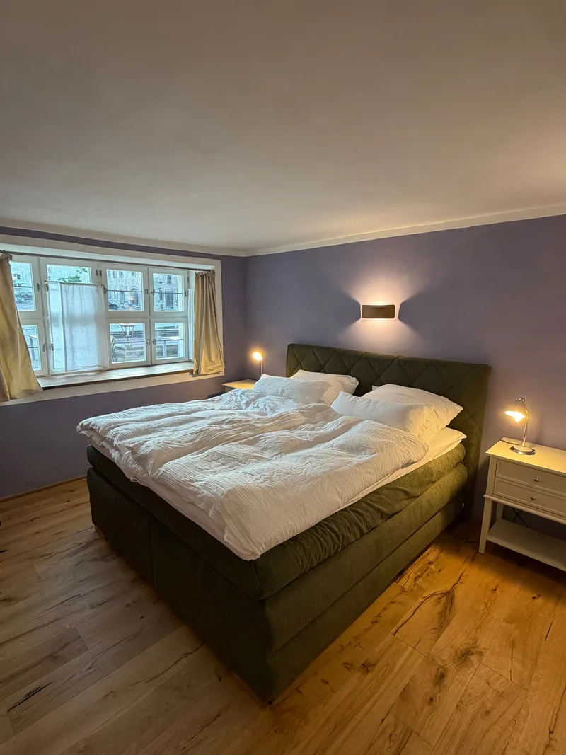 Doppelzimmer Hofzimmer mit Boxspringbett, Holzdielen und Fenster zum Schlosshof, Übernachtung auf Schloss Bündorf