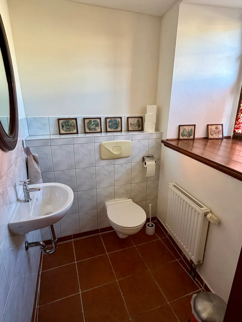 Gäste-WC im Erdgeschoss des Jägerhauses auf Schloss Bündorf