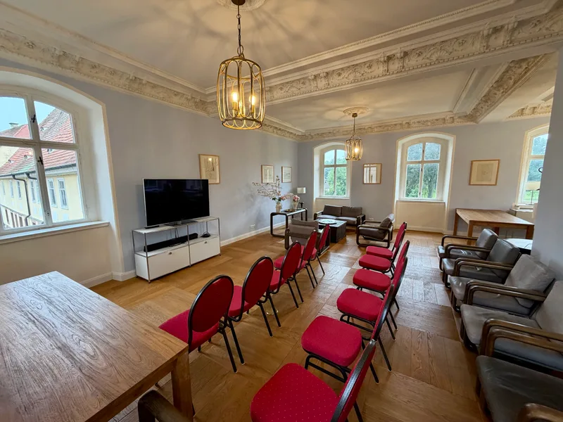 Pavillon von Schloss Bündorf mit Stuckdecke, Stuhlreihen und Lounge für ein Firmenevent