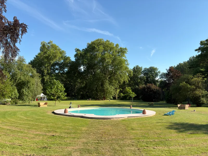 Pool auf der großen Wiese im Schlosspark Bündorf mit altem Baumbestand