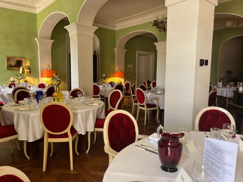 Festlich eingedeckter Schlosssaal mit runden Tafeln und roten Stühlen auf Schloss Bündorf