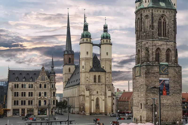 Marktplatz von Halle (Saale) mit Marktkirche und Rotem Turm