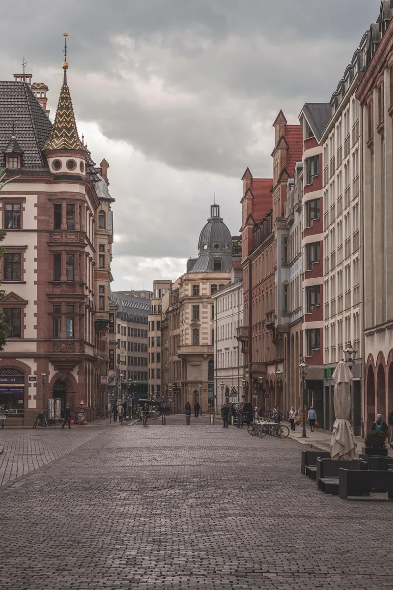 Altstadtgasse in Leipzig mit historischen Fassaden